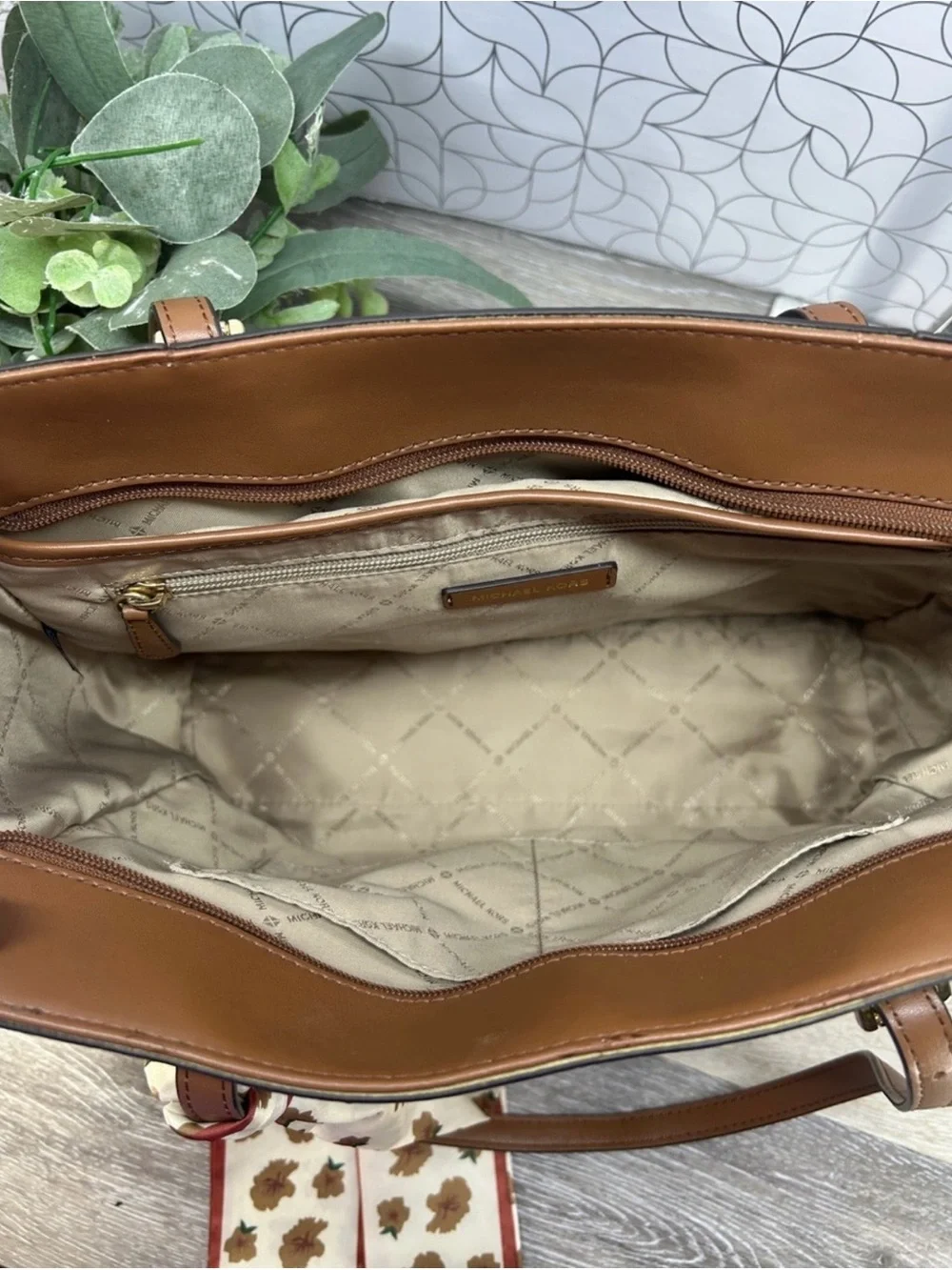 Michael Kors Hayley Large Logo Tote! Preowned!